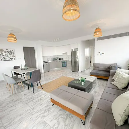 Διαμέρισμα Seaview Pearl In Mackenzie With Pool & Jacuzzi *