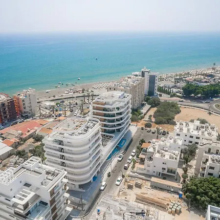 Seaview Pearl In Mackenzie With Pool & Jacuzzi Larnaca