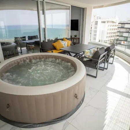 Seaview Pearl In Mackenzie With Pool&jacuzzi Larnaka