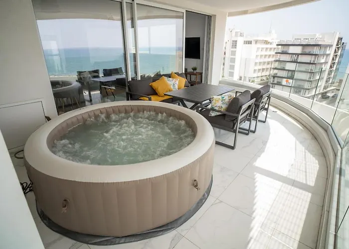 Seaview Pearl In Mackenzie With Pool & Jacuzzi ラルナカ